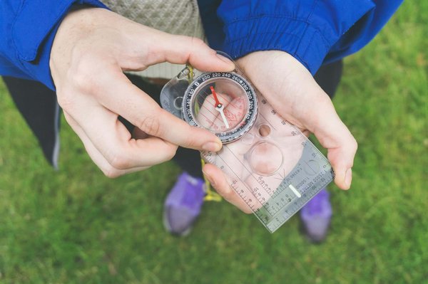Comment organiser un camping pour découvrir les grottes marines de l'Algarve?